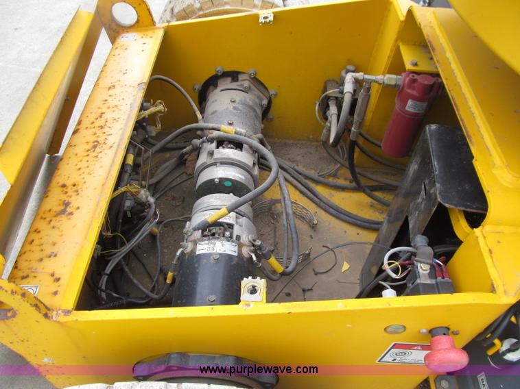 image for item D7426 2005 Haulotte HA33JE articulated boom lift