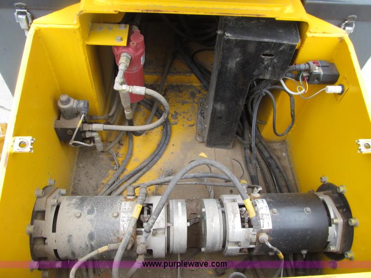 image for item D7426 2005 Haulotte HA33JE articulated boom lift