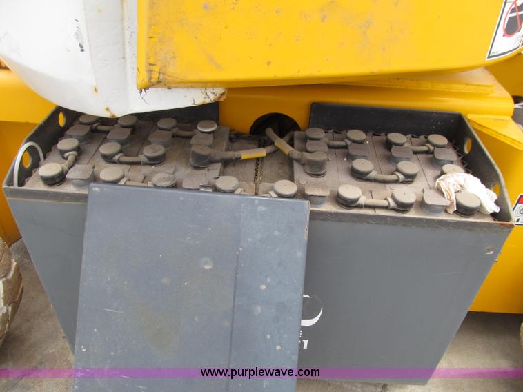 image for item D7426 2005 Haulotte HA33JE articulated boom lift