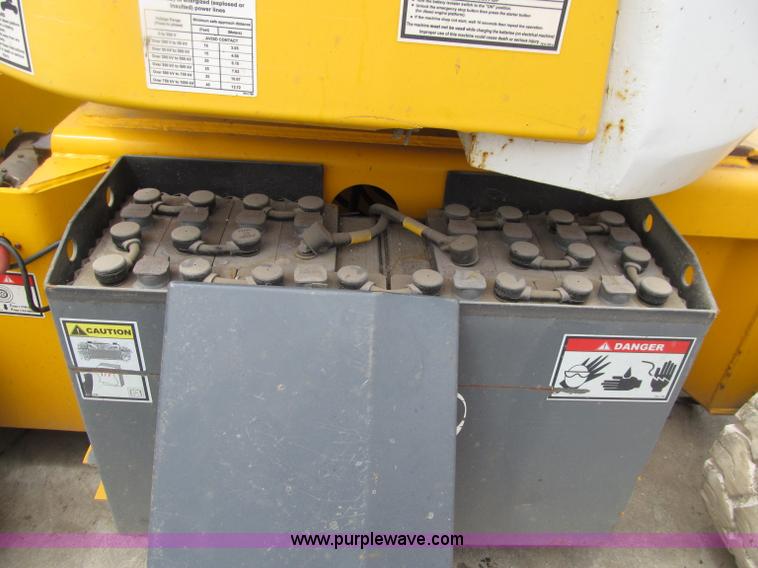 image for item D7426 2005 Haulotte HA33JE articulated boom lift