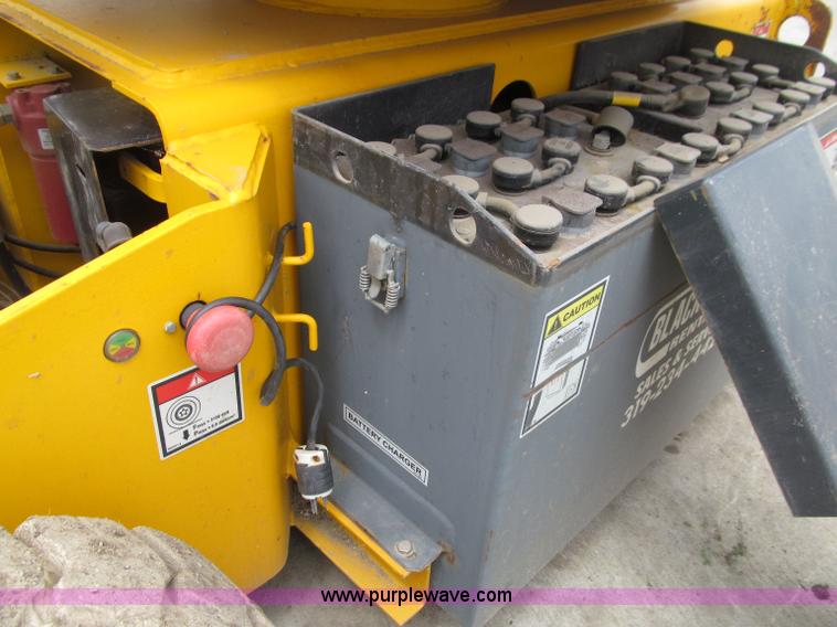 image for item D7426 2005 Haulotte HA33JE articulated boom lift