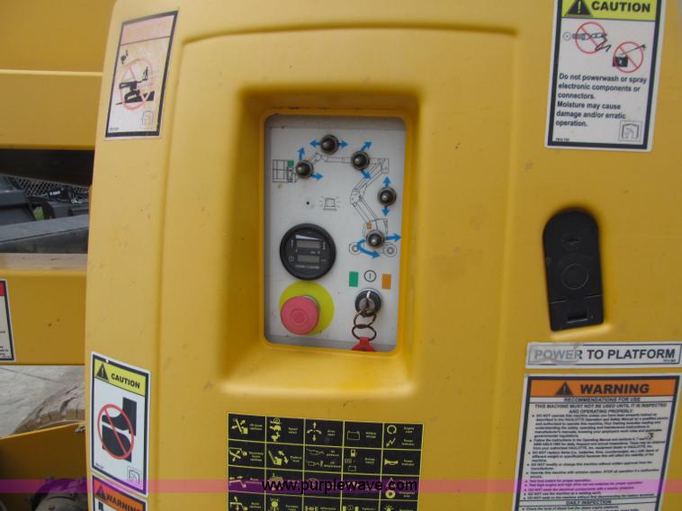 image for item D7426 2005 Haulotte HA33JE articulated boom lift