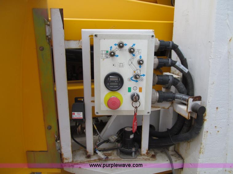 image for item D7426 2005 Haulotte HA33JE articulated boom lift