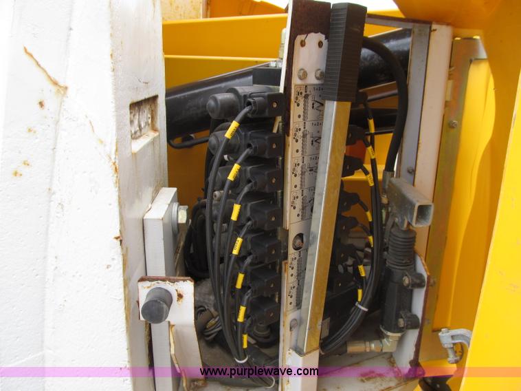 image for item D7426 2005 Haulotte HA33JE articulated boom lift