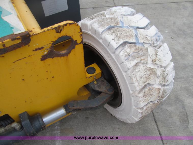 image for item D7426 2005 Haulotte HA33JE articulated boom lift