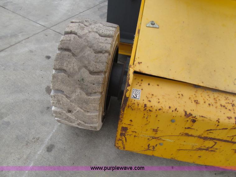 image for item D7426 2005 Haulotte HA33JE articulated boom lift