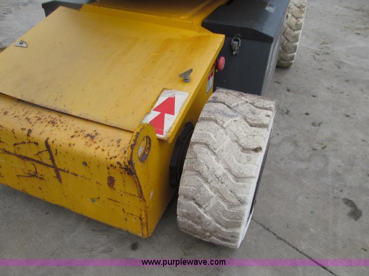 image for item D7426 2005 Haulotte HA33JE articulated boom lift