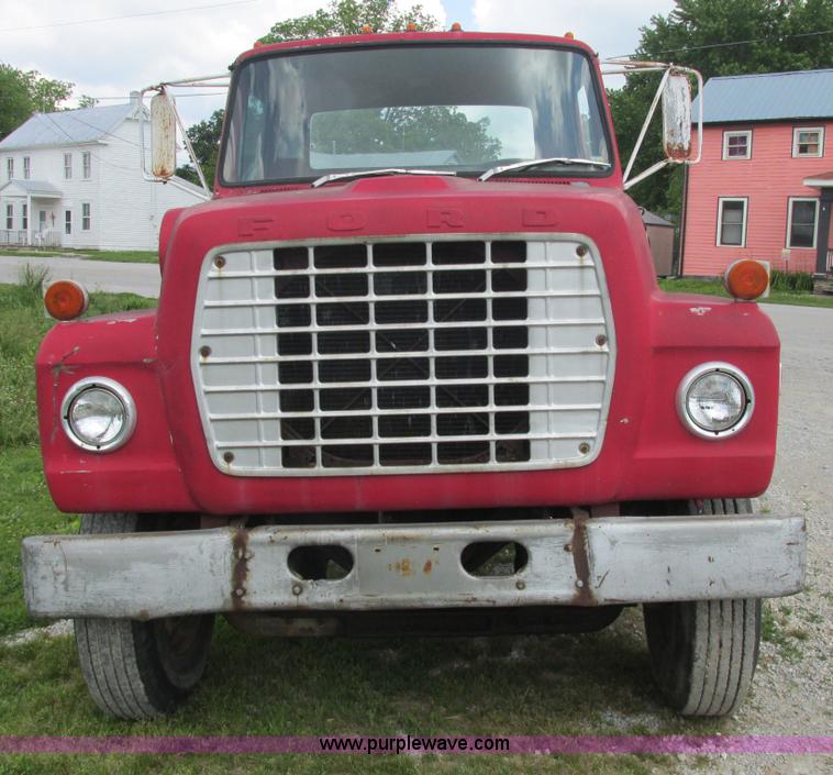 image for item E7270 1974 Ford 880 truck cab and chassis