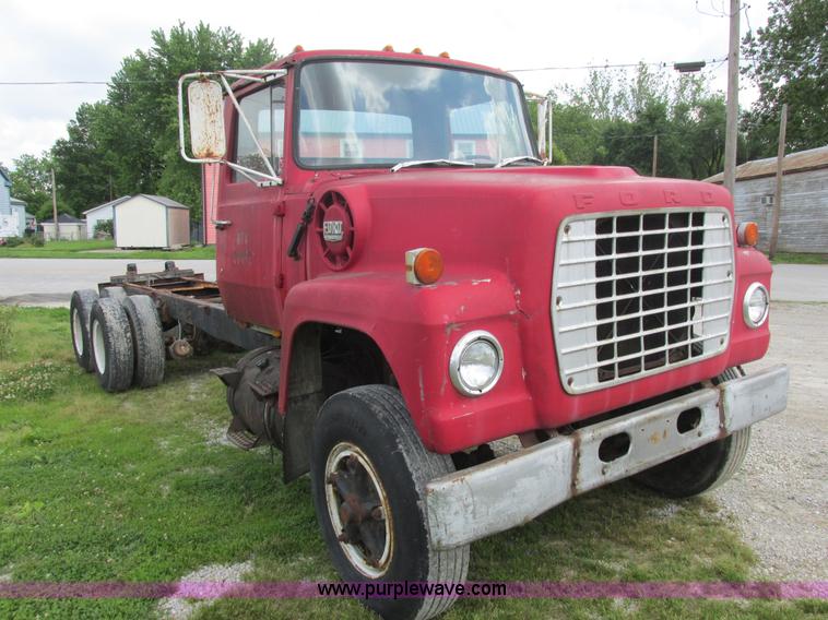 image for item E7270 1974 Ford 880 truck cab and chassis
