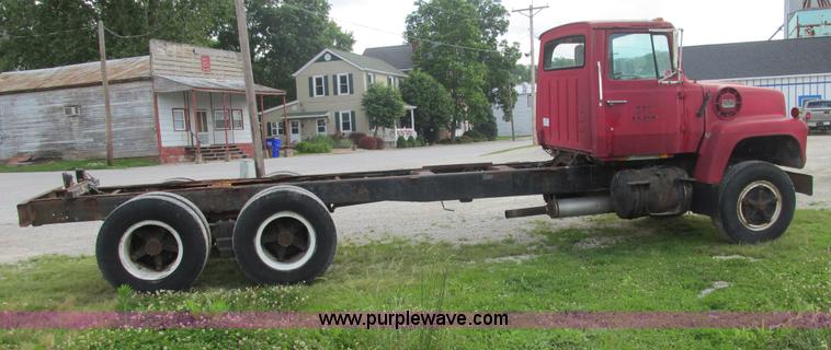 image for item E7270 1974 Ford 880 truck cab and chassis