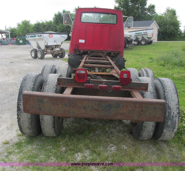 image for item E7270 1974 Ford 880 truck cab and chassis