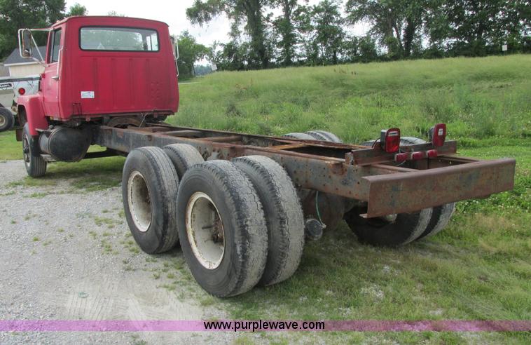 image for item E7270 1974 Ford 880 truck cab and chassis