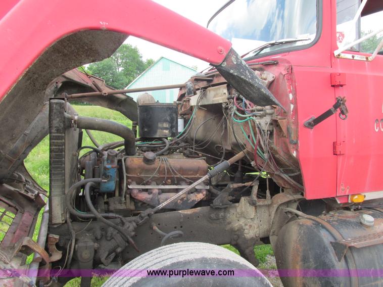 image for item E7270 1974 Ford 880 truck cab and chassis