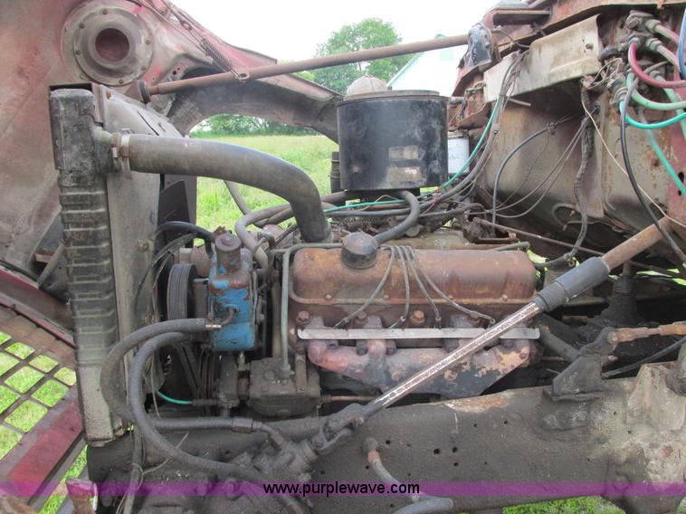 image for item E7270 1974 Ford 880 truck cab and chassis