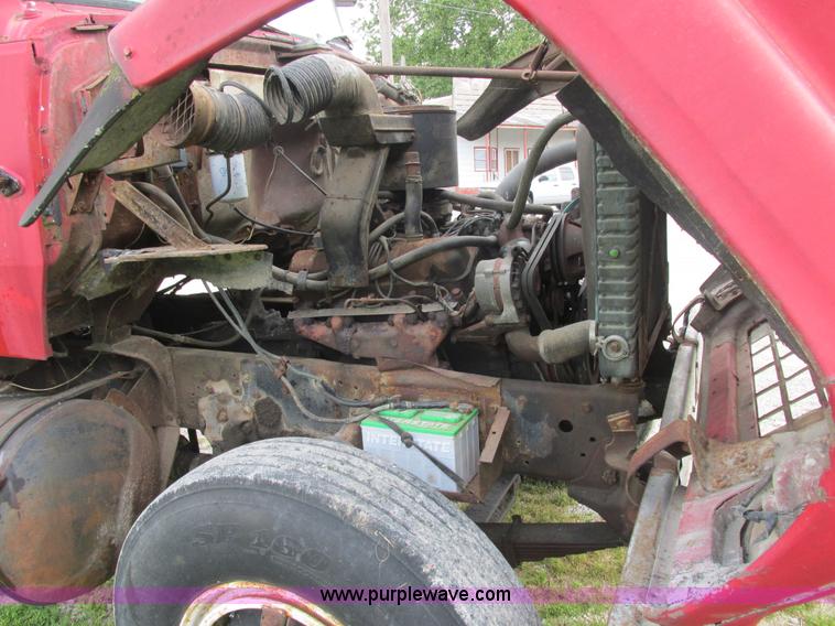 image for item E7270 1974 Ford 880 truck cab and chassis