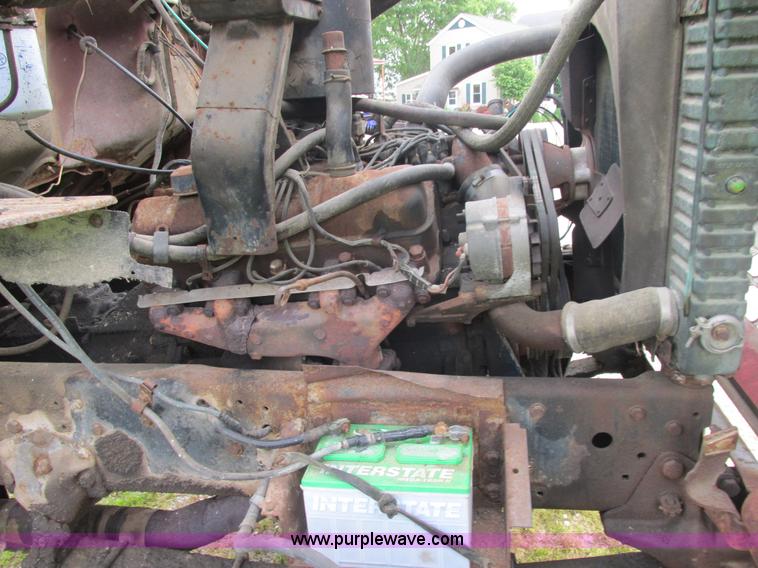 image for item E7270 1974 Ford 880 truck cab and chassis