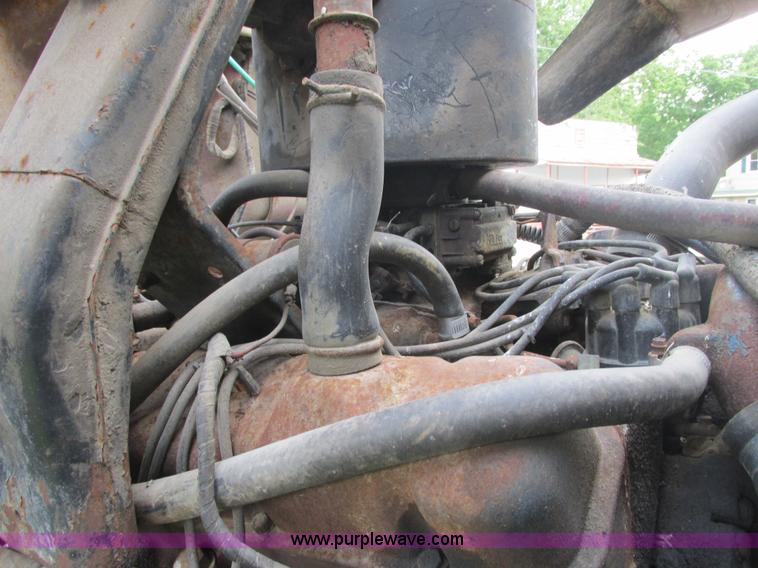 image for item E7270 1974 Ford 880 truck cab and chassis