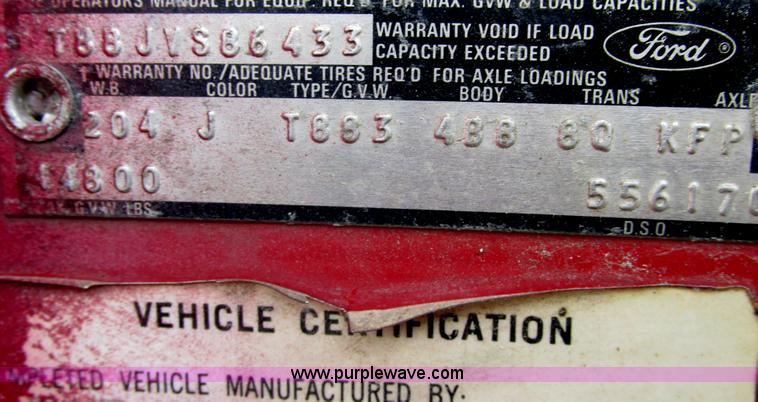 image for item E7270 1974 Ford 880 truck cab and chassis