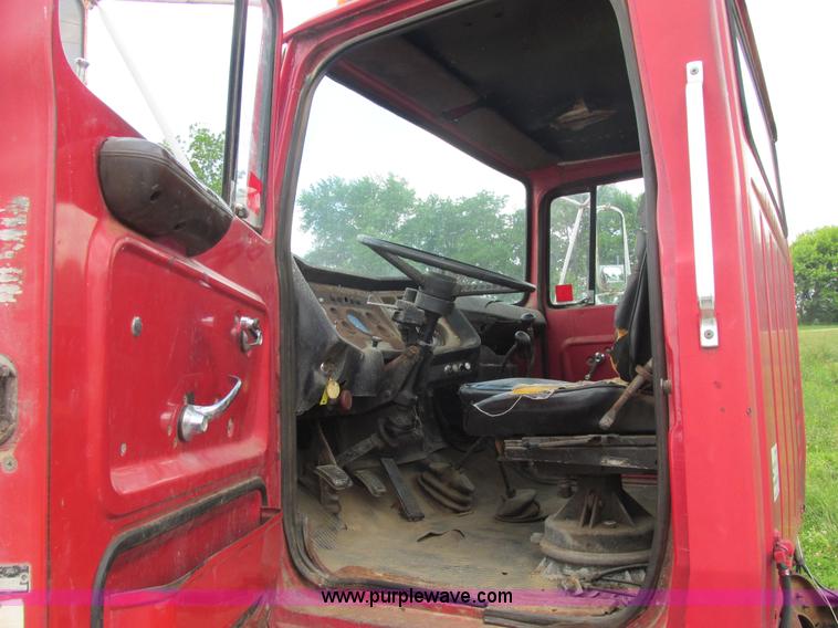 image for item E7270 1974 Ford 880 truck cab and chassis