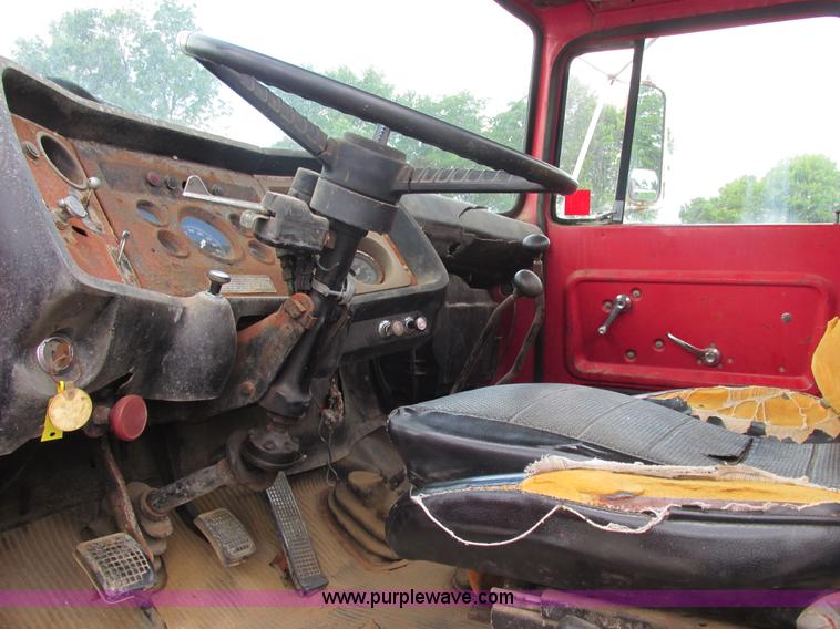 image for item E7270 1974 Ford 880 truck cab and chassis