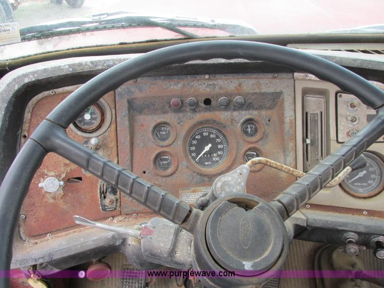 image for item E7270 1974 Ford 880 truck cab and chassis