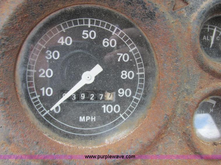 image for item E7270 1974 Ford 880 truck cab and chassis