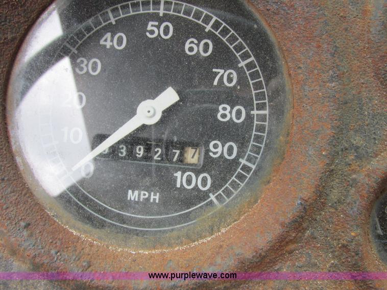 image for item E7270 1974 Ford 880 truck cab and chassis