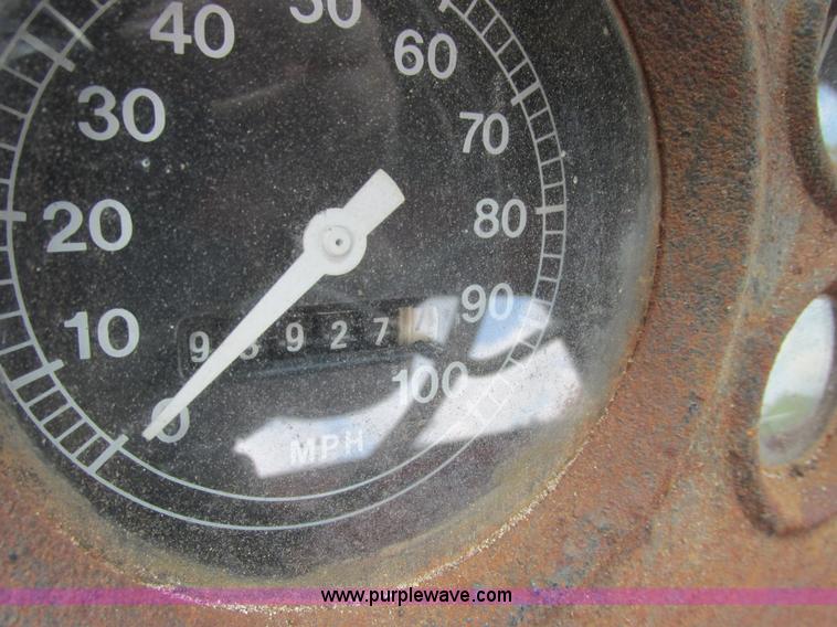 image for item E7270 1974 Ford 880 truck cab and chassis