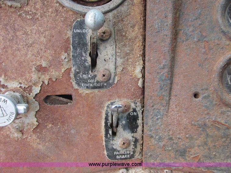 image for item E7270 1974 Ford 880 truck cab and chassis