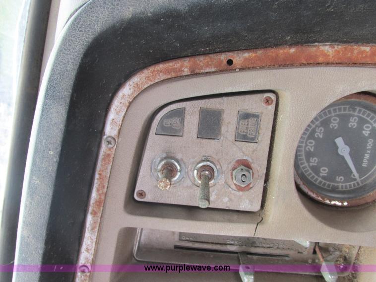 image for item E7270 1974 Ford 880 truck cab and chassis