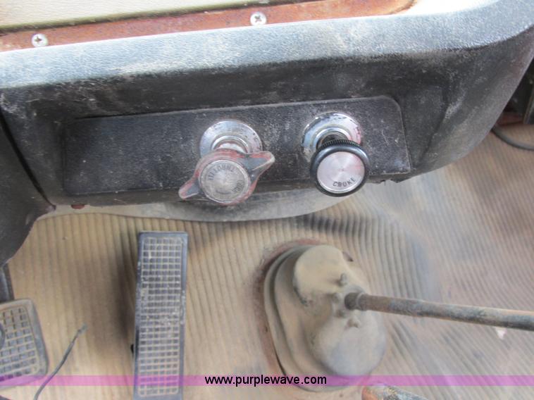 image for item E7270 1974 Ford 880 truck cab and chassis