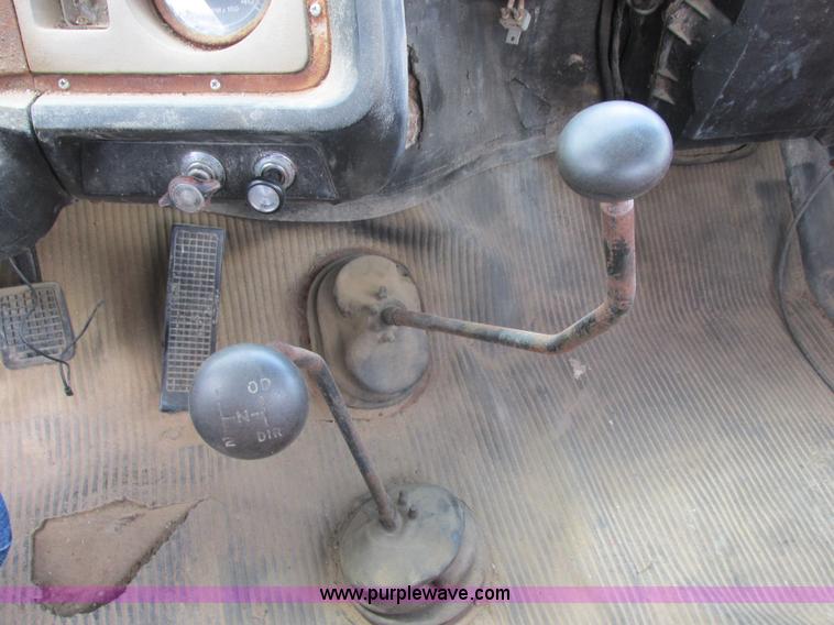 image for item E7270 1974 Ford 880 truck cab and chassis