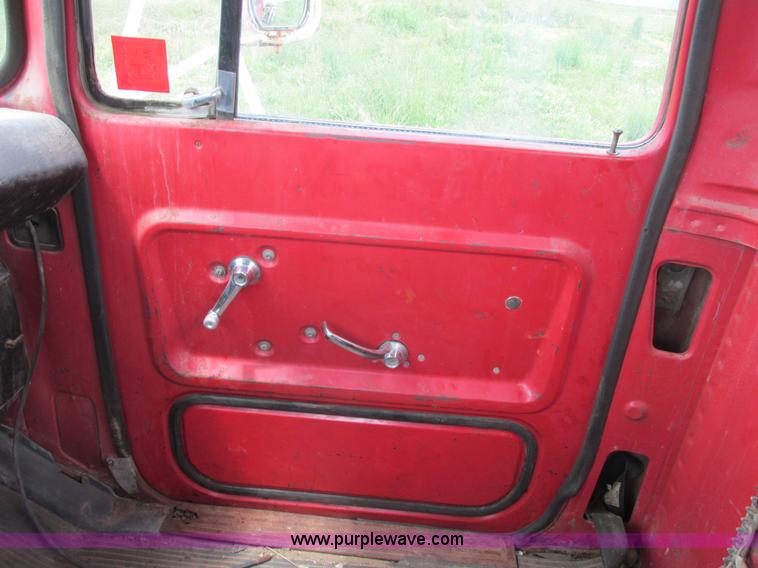 image for item E7270 1974 Ford 880 truck cab and chassis