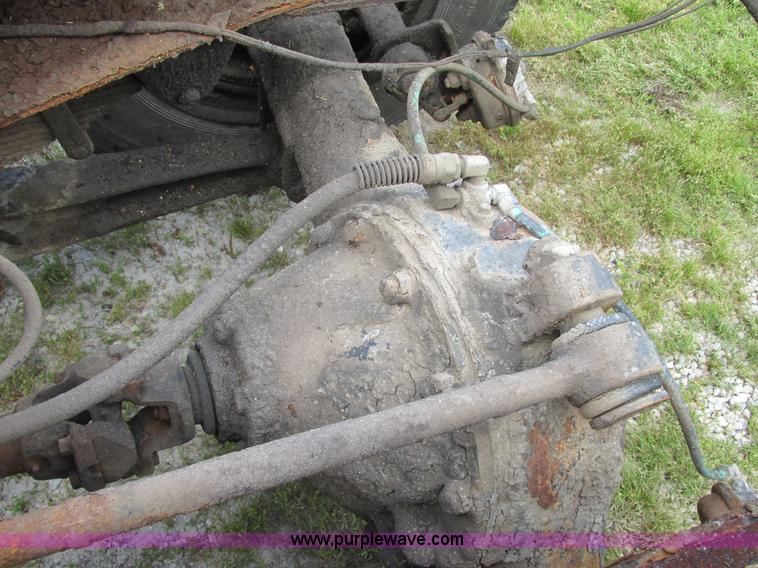 image for item E7270 1974 Ford 880 truck cab and chassis