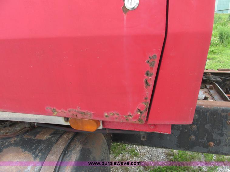 image for item E7270 1974 Ford 880 truck cab and chassis