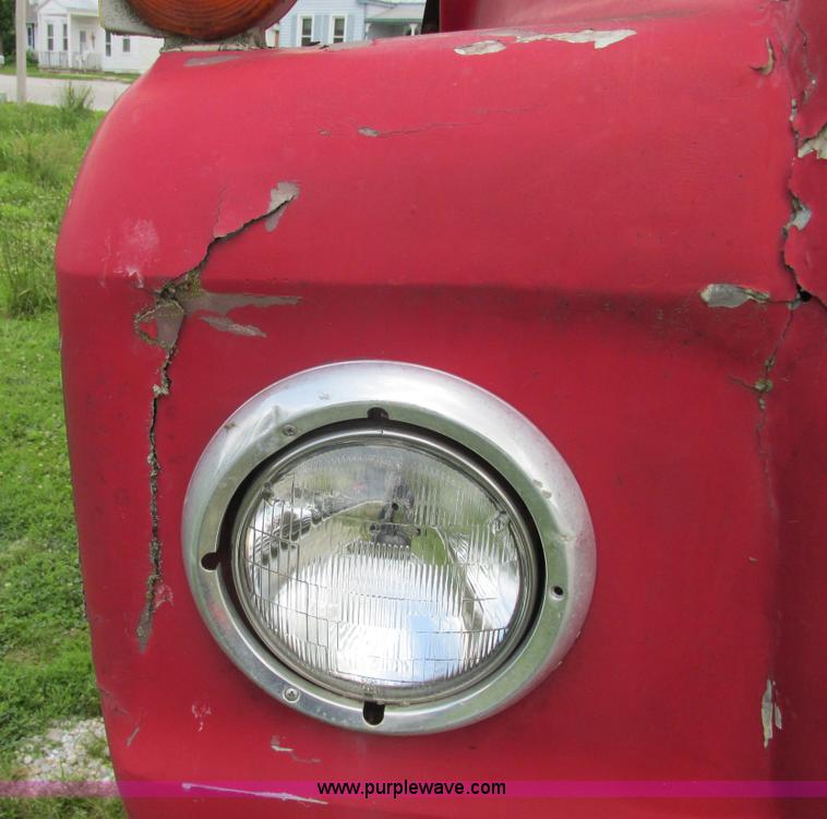 image for item E7270 1974 Ford 880 truck cab and chassis