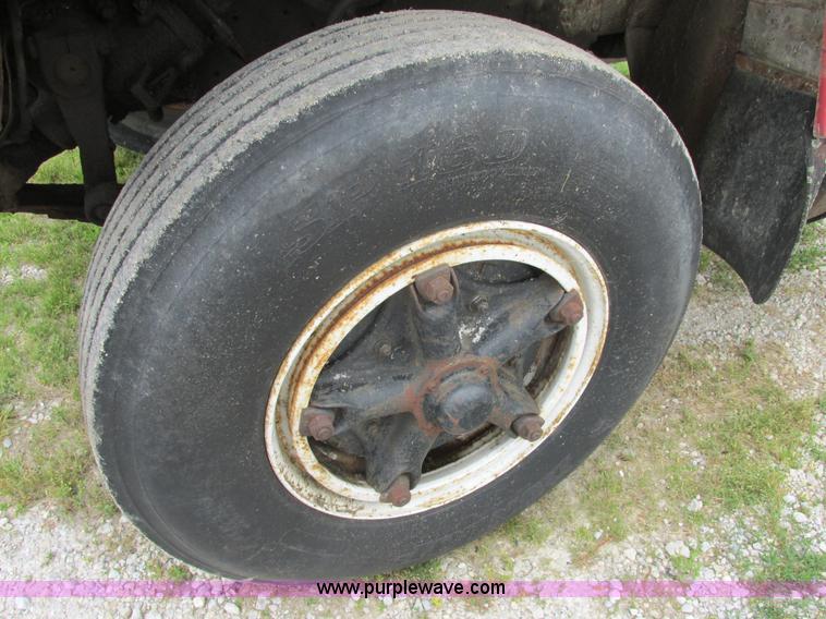 image for item E7270 1974 Ford 880 truck cab and chassis