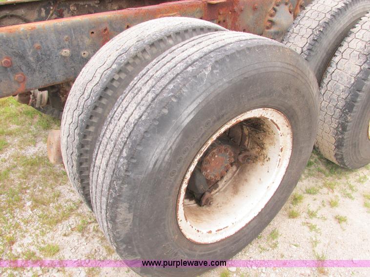 image for item E7270 1974 Ford 880 truck cab and chassis