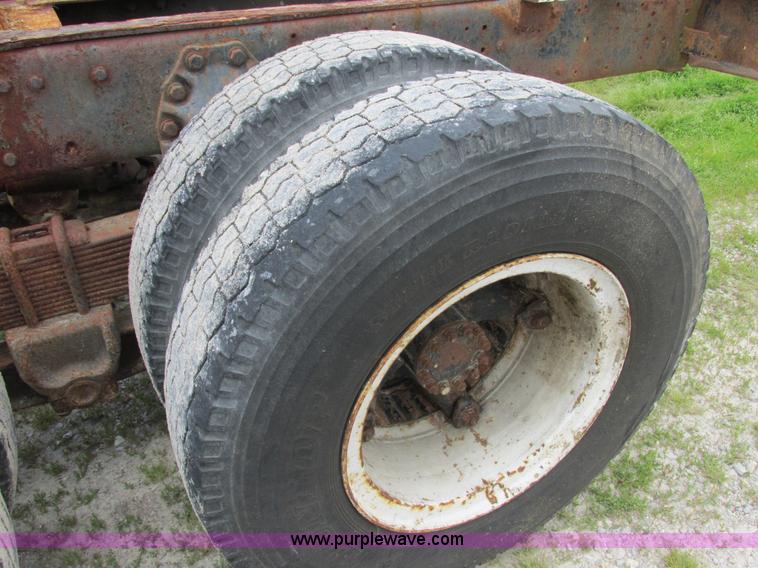 image for item E7270 1974 Ford 880 truck cab and chassis