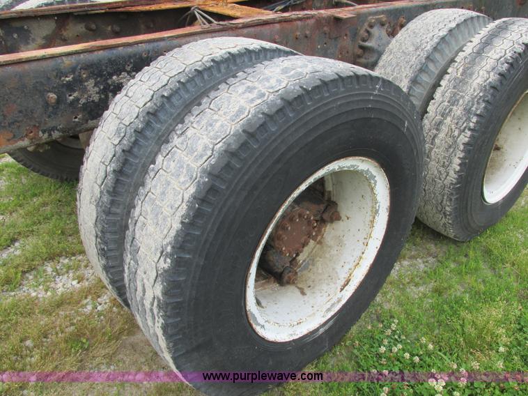 image for item E7270 1974 Ford 880 truck cab and chassis