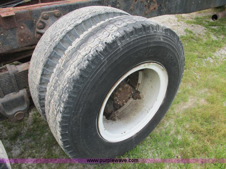 image for item E7270 1974 Ford 880 truck cab and chassis