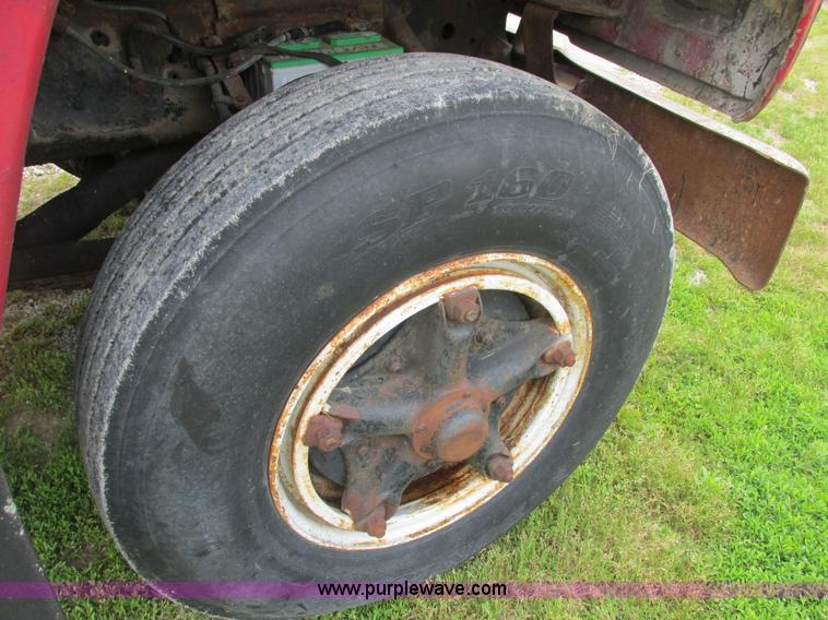 image for item E7270 1974 Ford 880 truck cab and chassis