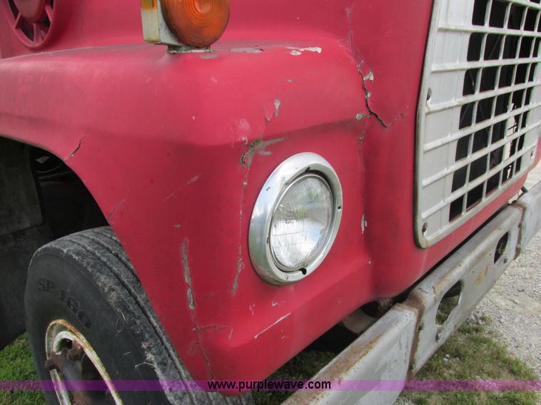 image for item E7270 1974 Ford 880 truck cab and chassis
