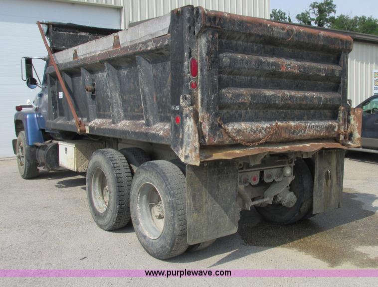 image for item E7283 1989 Ford L8000 tandem axle dump truck