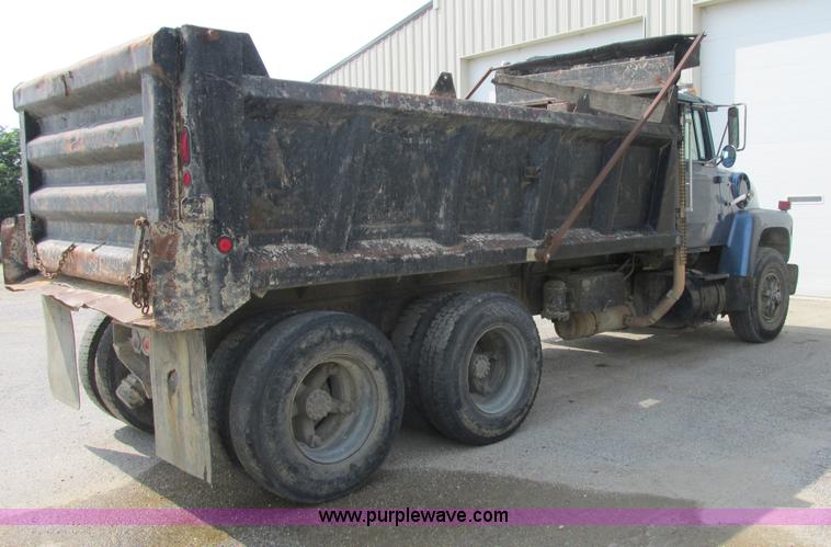 image for item E7283 1989 Ford L8000 tandem axle dump truck