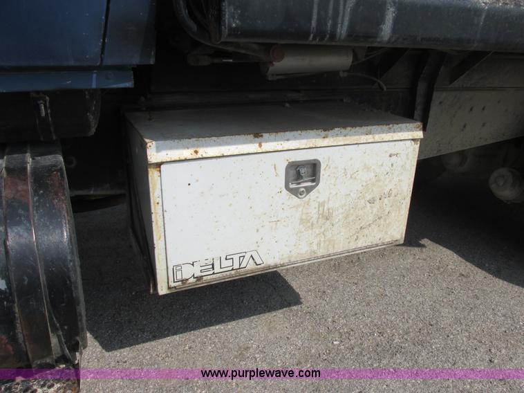 image for item E7283 1989 Ford L8000 tandem axle dump truck