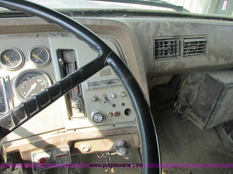 image for item E7283 1989 Ford L8000 tandem axle dump truck