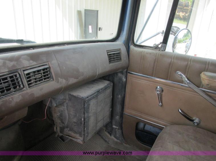 image for item E7283 1989 Ford L8000 tandem axle dump truck