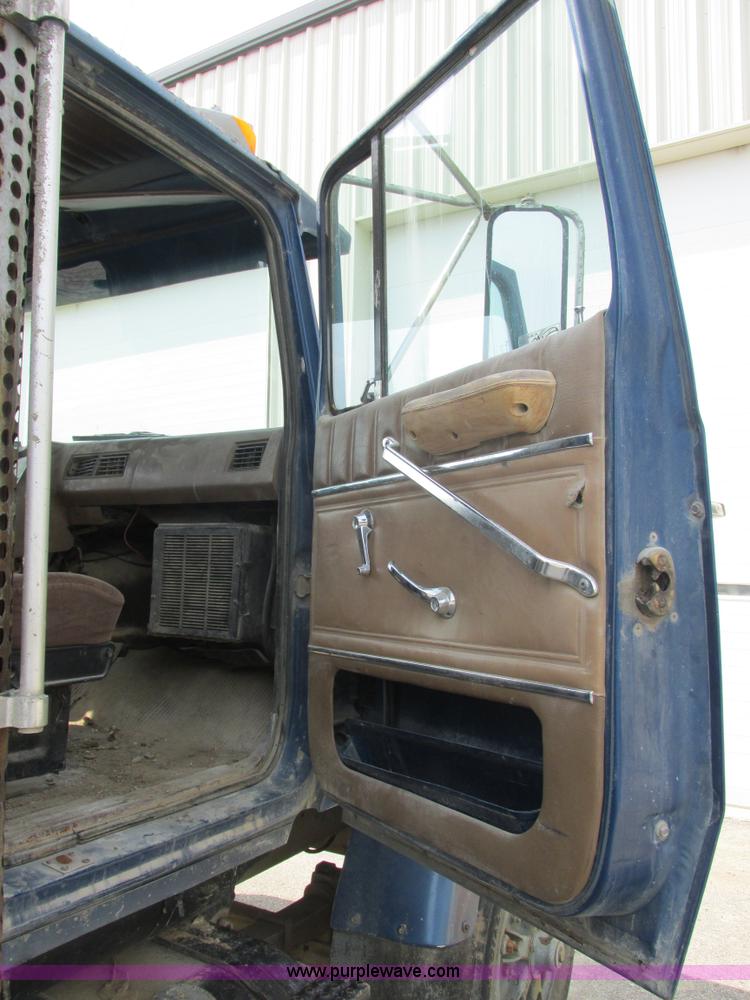 image for item E7283 1989 Ford L8000 tandem axle dump truck