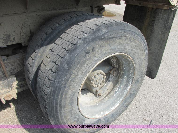 image for item E7283 1989 Ford L8000 tandem axle dump truck